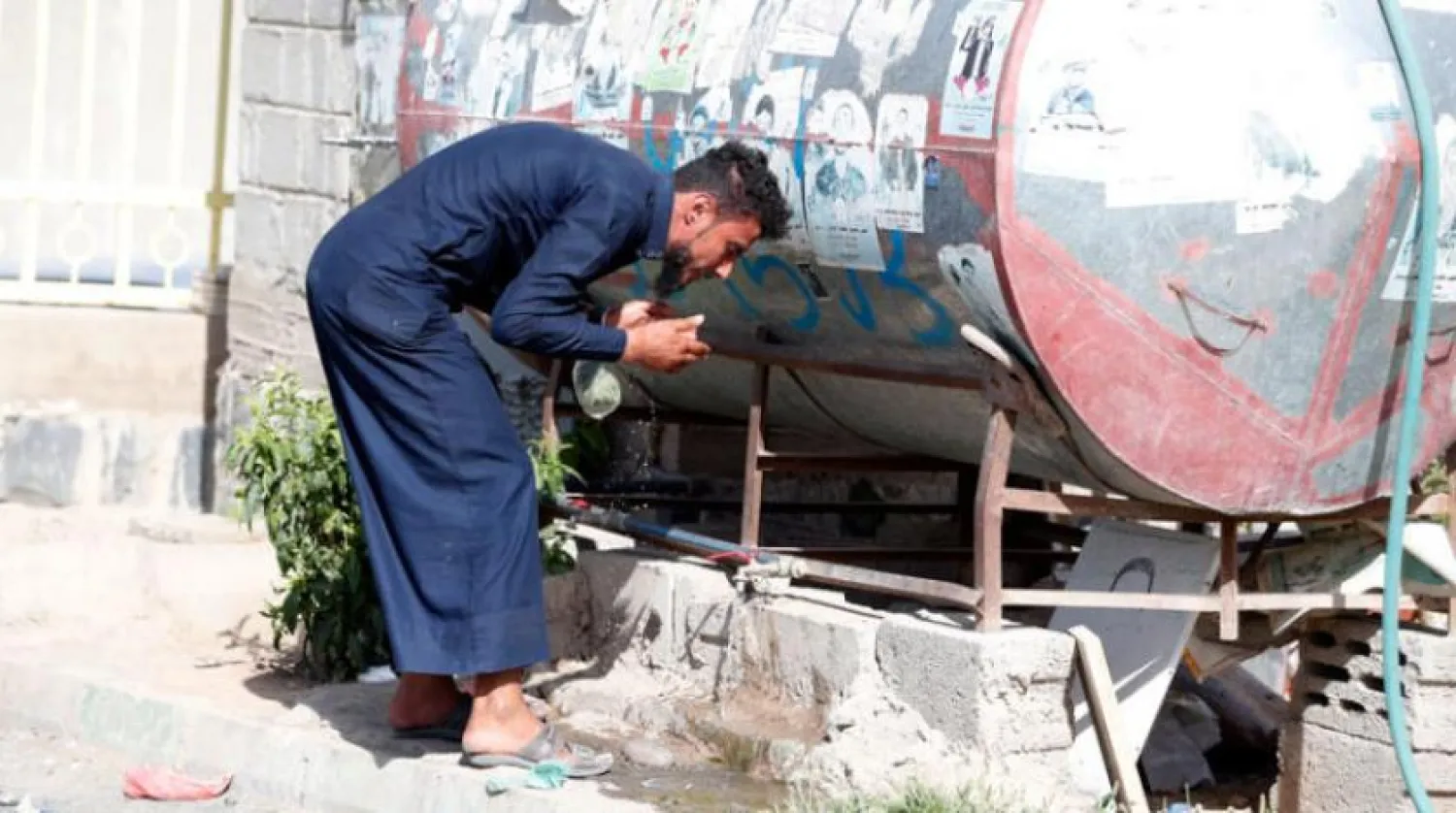 Sana'a'da bir Yemenli, küçük bir su tankerinden su içiyor (EPA)