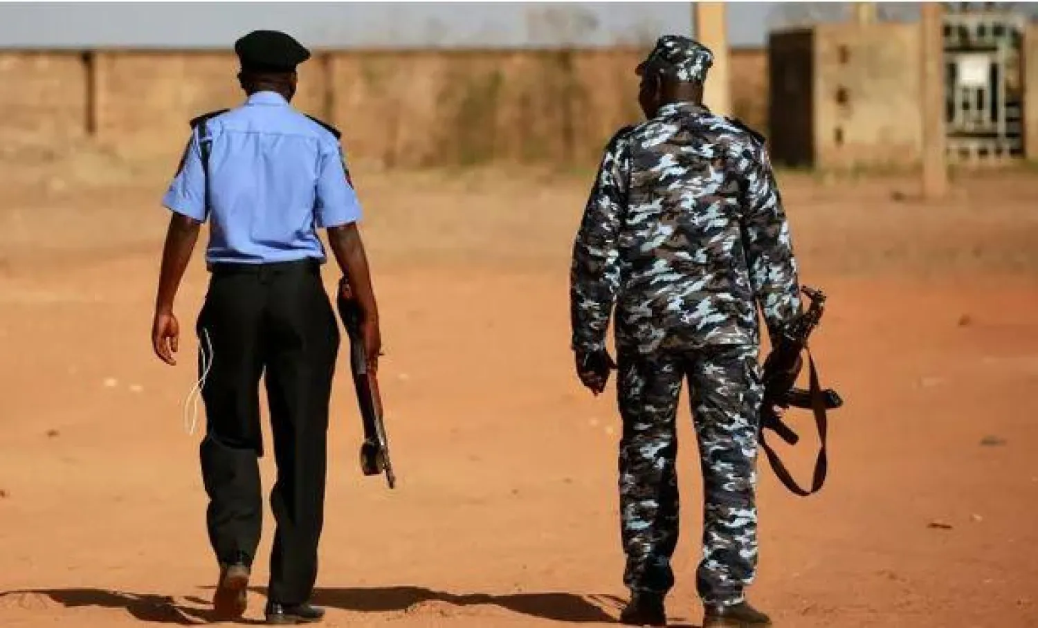 عناصر من الشرطة النيجيرية يقومون بدورية (أرشيفية - رويترز)