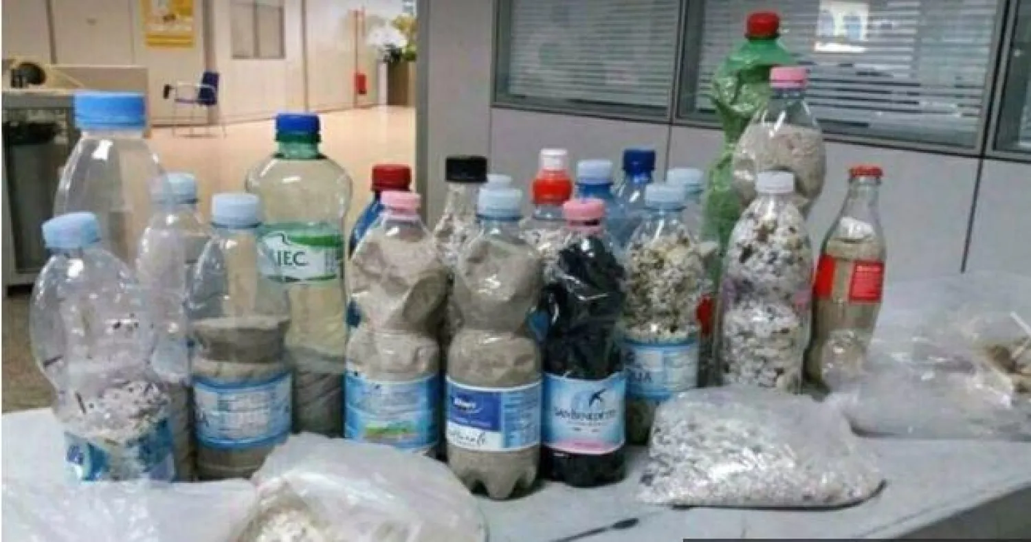 زجاجات بها أصداف ورمال الشاطئ ضبطتها الجمارك بالجزيرة الإيطالية (وسائل إعلام محلية)