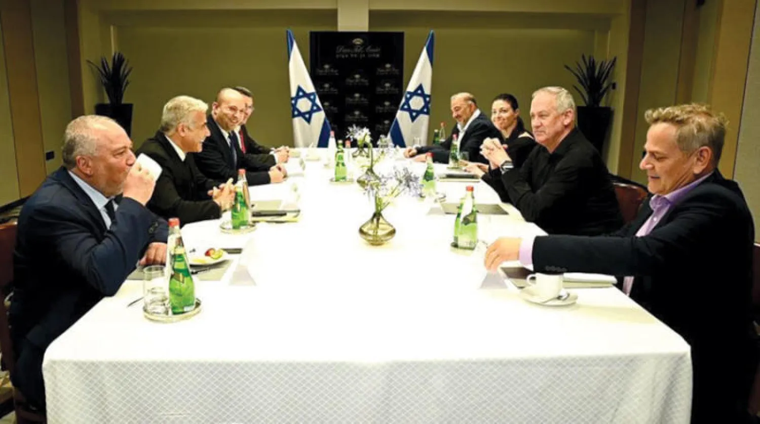 اجتماع لقادة الائتلاف الحكومي الجديد في إسرائيل أمس (د.ب.أ)