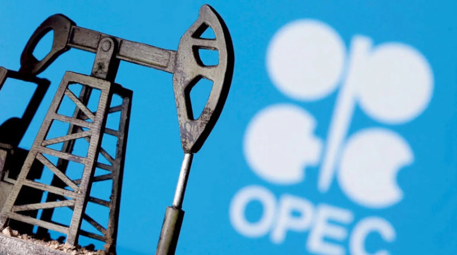 تراجعت مخزونات النفط في أبريل عن الفترة نفسها قبل عام (رويترز)