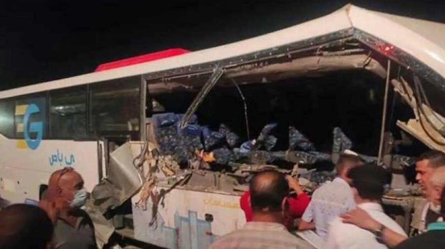 Kazanın ardından yolcu otobüsünün etrafındaki kalabalık (Yerel medya)