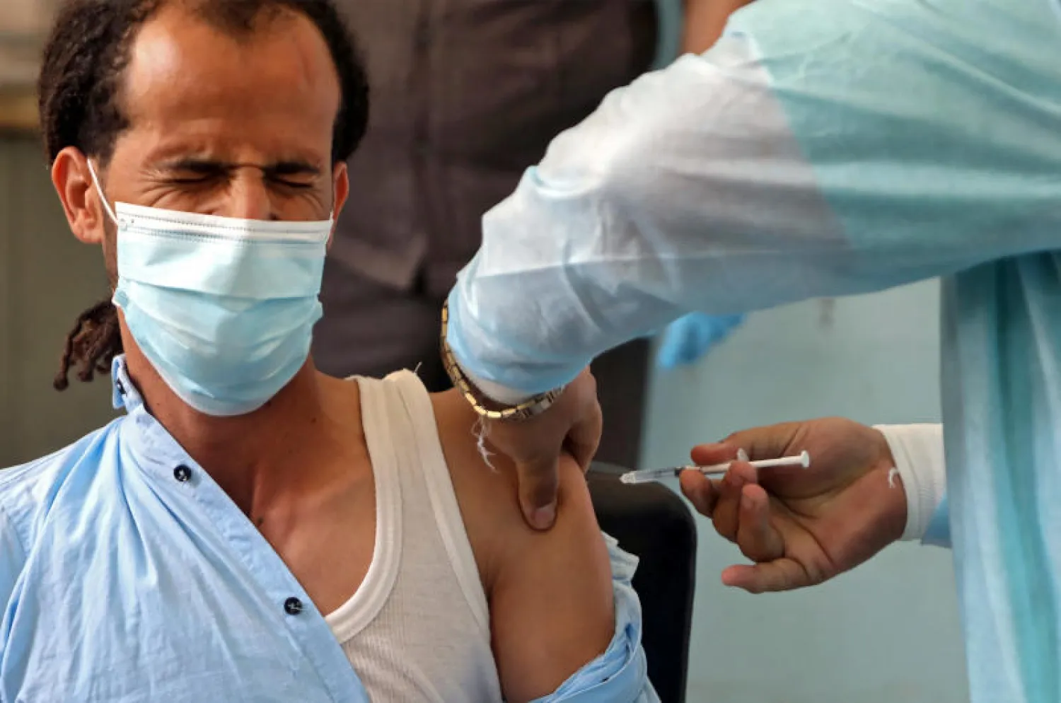 أحد الأشخاص يتلقى جرعة لقاح ضد «كوفيد - 19» في تعز باليمن (أ.ف.ب)