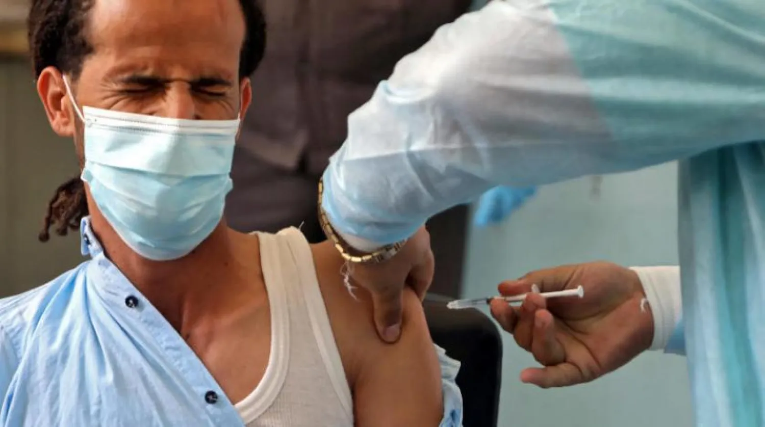 Yemen’in Taiz şehrinde aşı olan bir vatandaş (AFP)