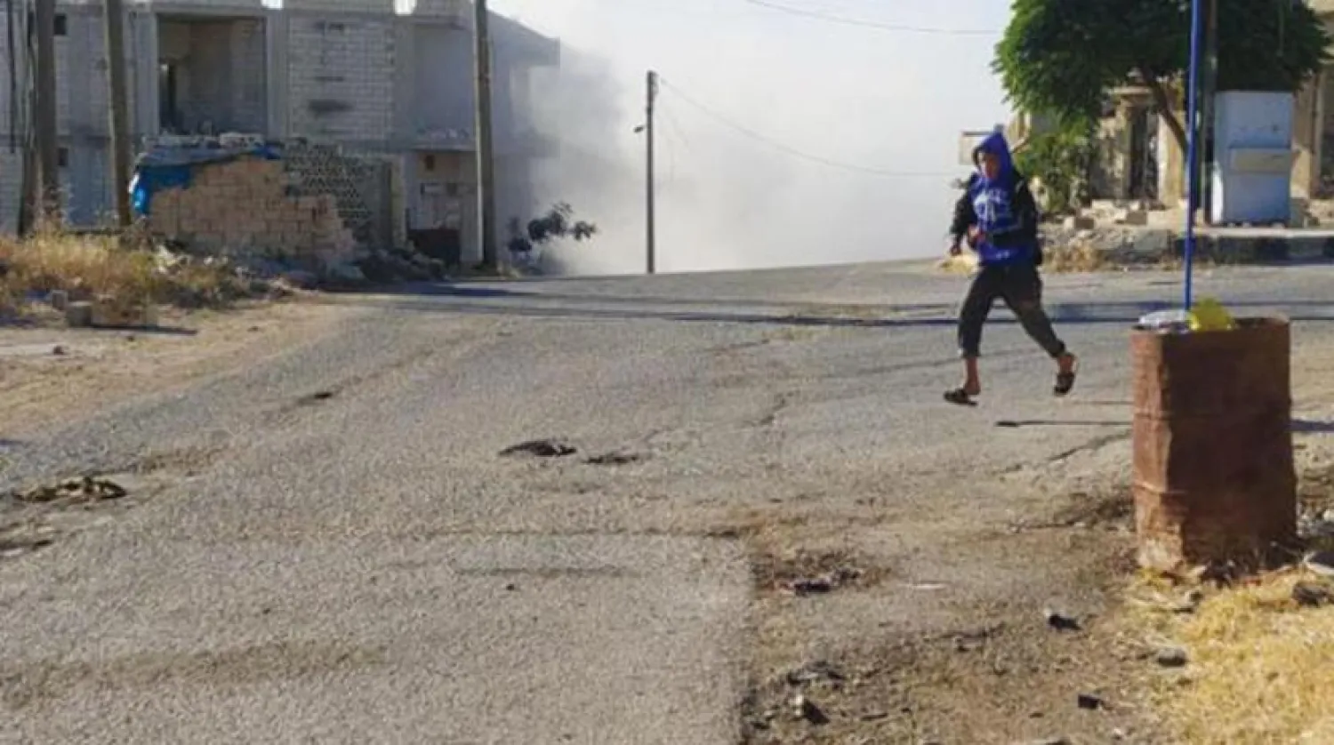 İdlib'in güneyinde rejim güçlerinin bombaladığı bölgenin yakınlarındaki bir kadın (Şarku’l Avsat)