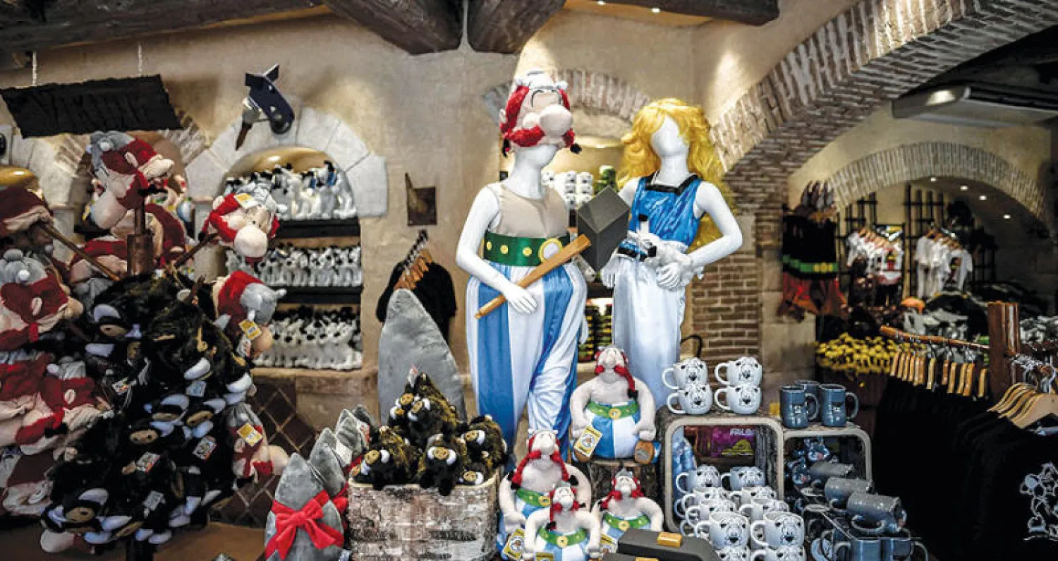 متجر في مدينة ملاهي أستريكس في بلايلي بضواحي باريس (أ.ف.ب)