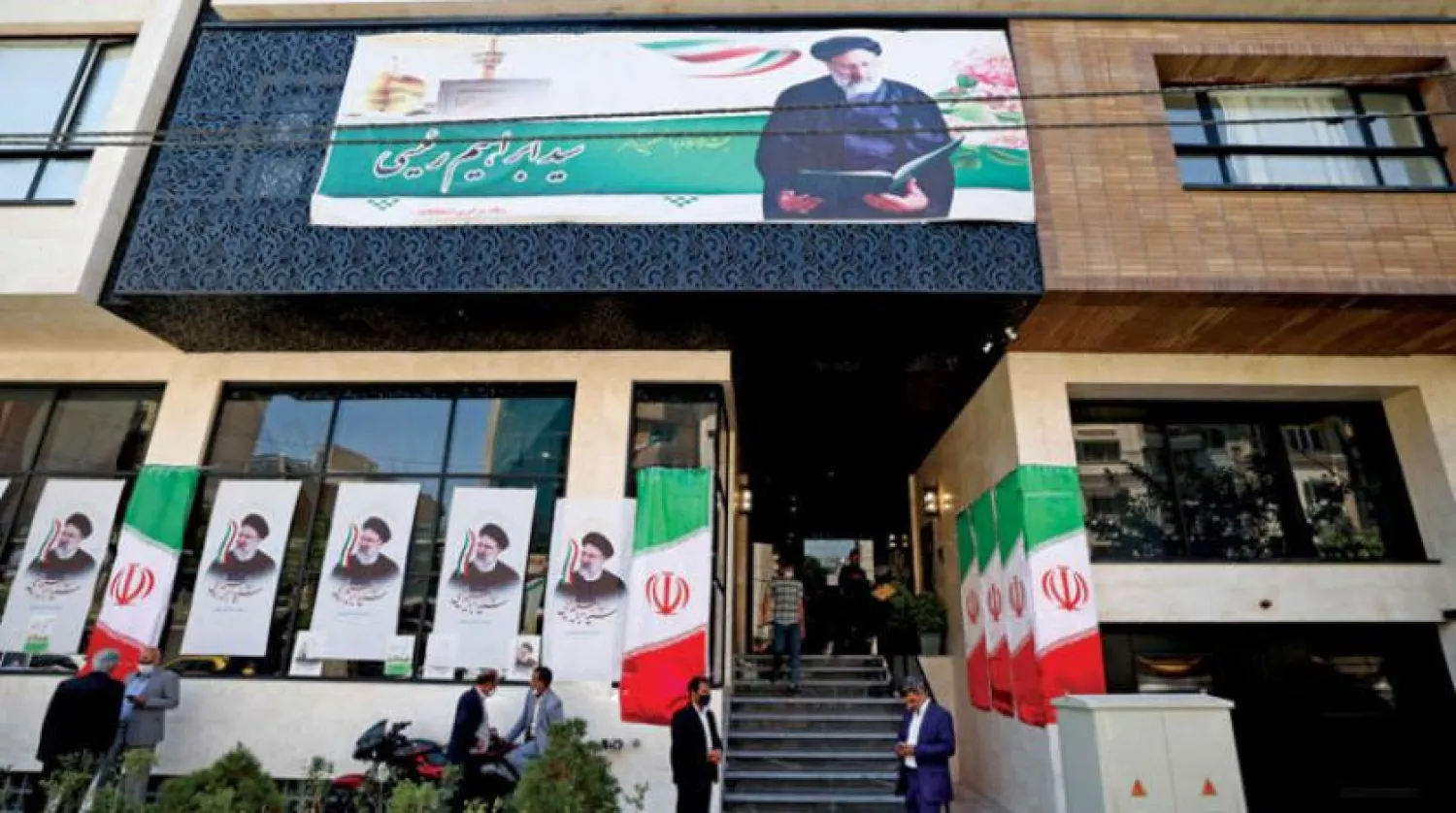 Cumhurbaşkanı adayı İbrahim Reisi'nin Tahran'daki seçim kampanyası merkezi önünde dün çekilen bir fotoğraf (AFP)