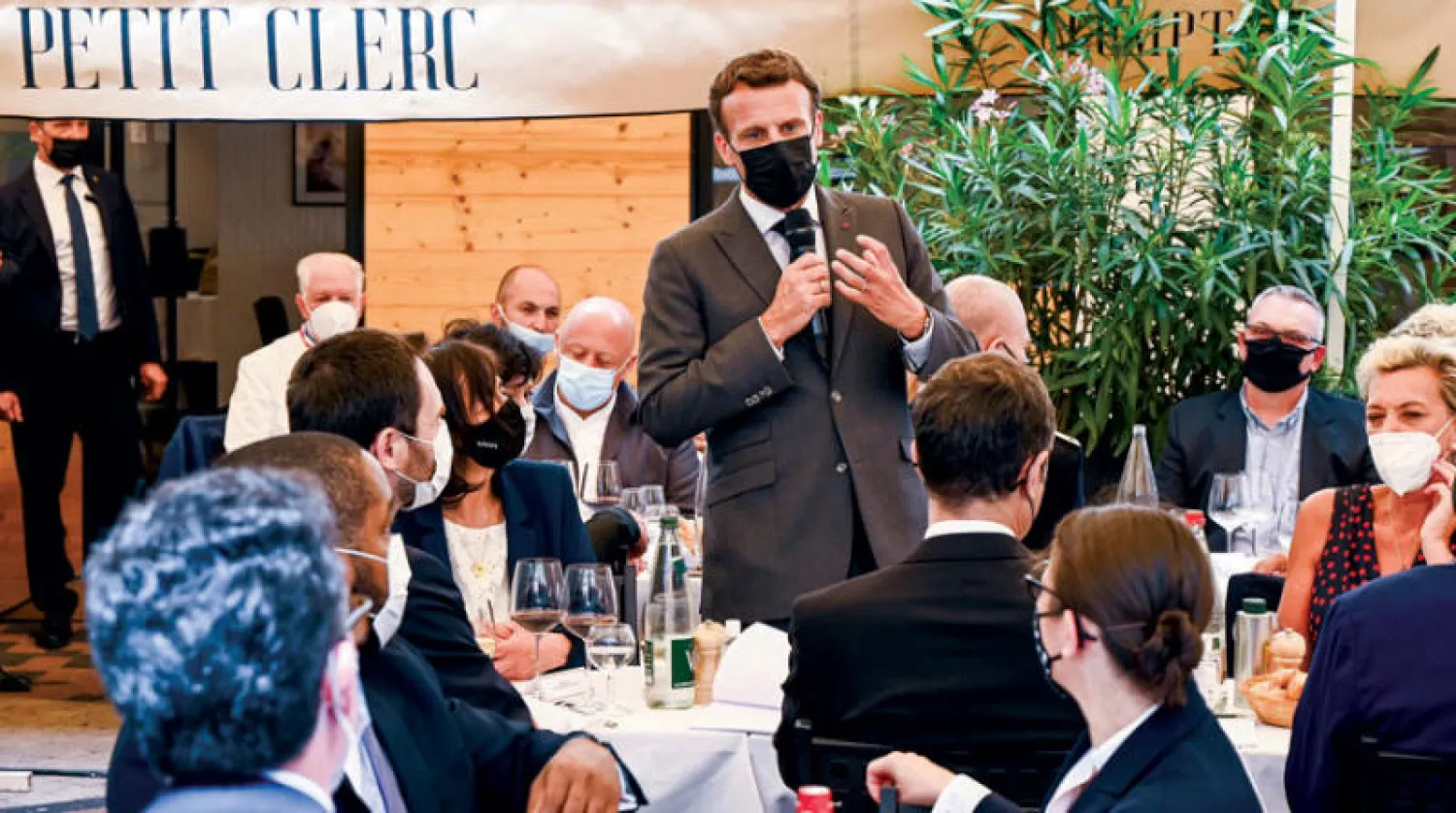 ماكرون قبل تعرضه للصفع في بلدة تان ليرميتاج بمنطقة دروم، جنوب شرقي فرنسا، أمس (أ.ب)