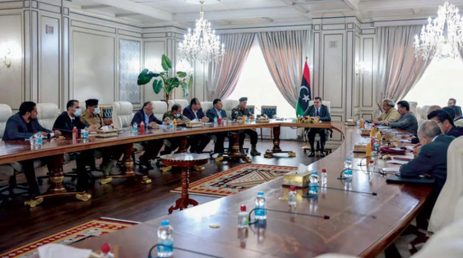 صورة وزعها مكتب الدبيبة لاجتماعه في طرابلس مع مسؤولي الأجهزة الأمنية والعسكرية