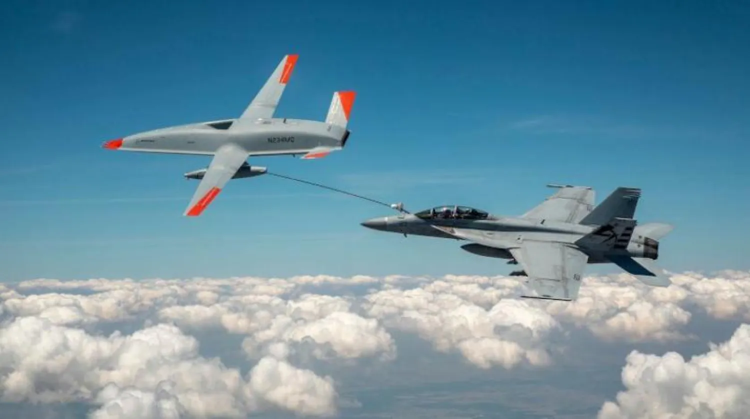 MQ-25 Stingray drone’un, FA-18 Super Hornet savaş uçağına yakıt aktardığı anlar (AFP)