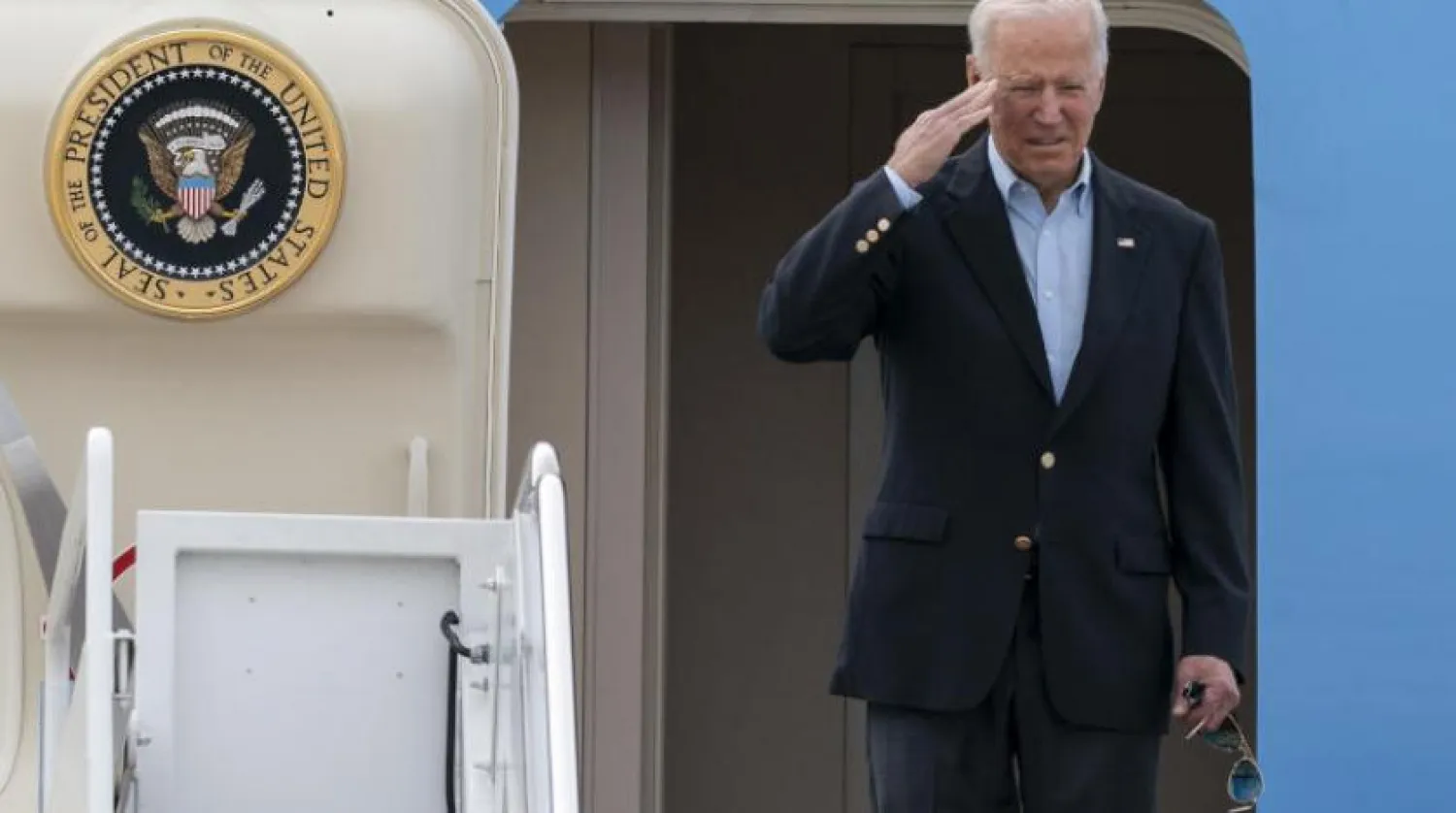 ABD Başkanı Joe Biden, Andrews Hava Kuvvetleri Üssü’nden havalanmadan önce başkanlık uçağı Air Force One’ın kapısında (AP)
