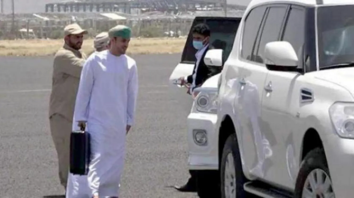 A photo circulated by Houthi media about the arrival of an Omani delegation to Sanaa last Saturday (Arabic website)

