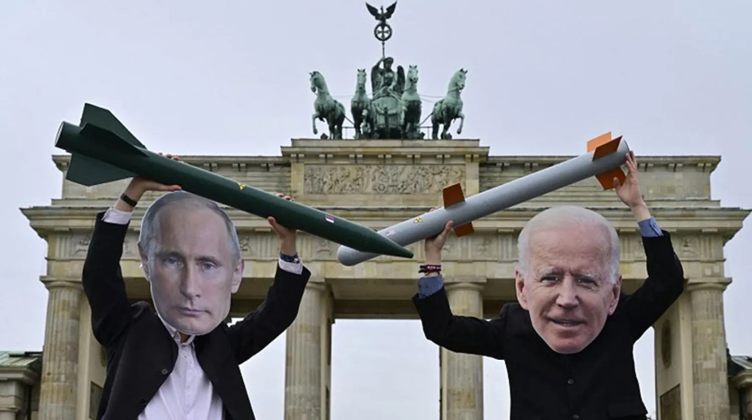 Ocak 2021'de Berlin'deki nükleer silahlanma karşıtı bir gösteri sırasında ABD Başkanları Joe Biden ve Rusya Devlet Başkanı Vladimir Putin kılığındaki iki eylemci (AFP)