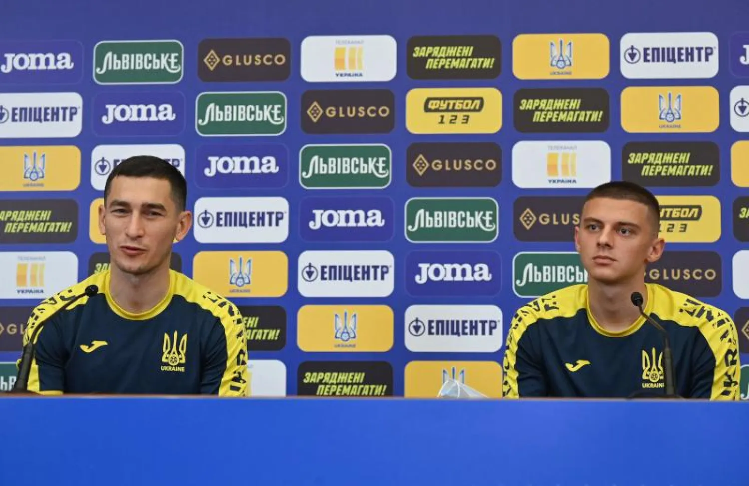 لاعب خط الوسط الأوكراني تاراس ستيبانينكو (يسار) والمدافع فيتالي ميكولينكو خلال مؤتمر صحافي بمعسكر قاعدة الفريق في بوخارست (أ.ف.ب)