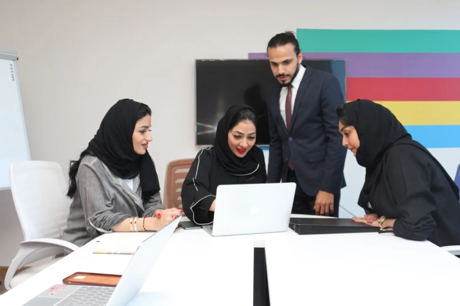 مجموعة فنادق راديسون تواصل جهود تمكين المرأة وتوطين الوظائف