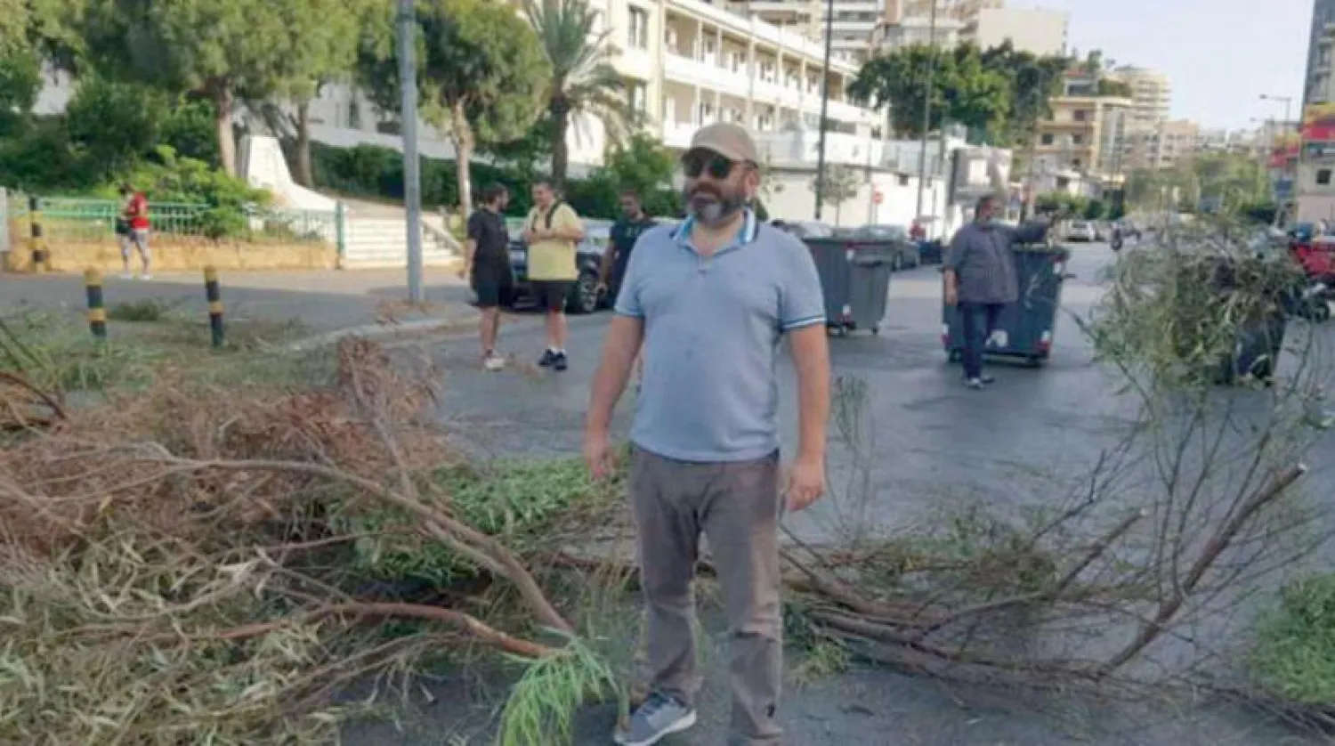 Beyrut’ta bir yolu kapatan gösterciler (Merkeziyye Haber Ajansı)