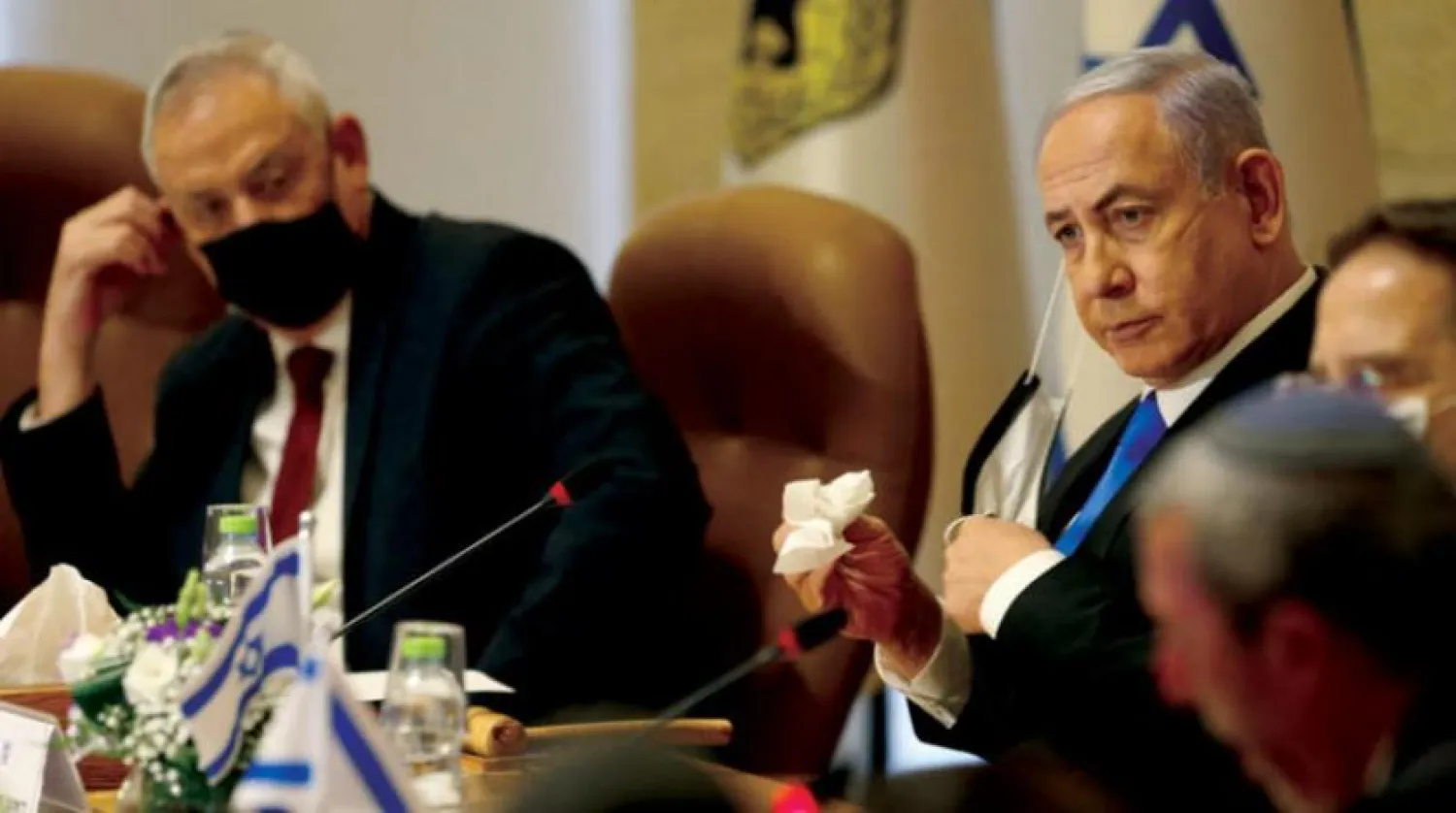 Netanyahu ve Gantz geçen ay yapılan hükümet toplantısında (AFP)