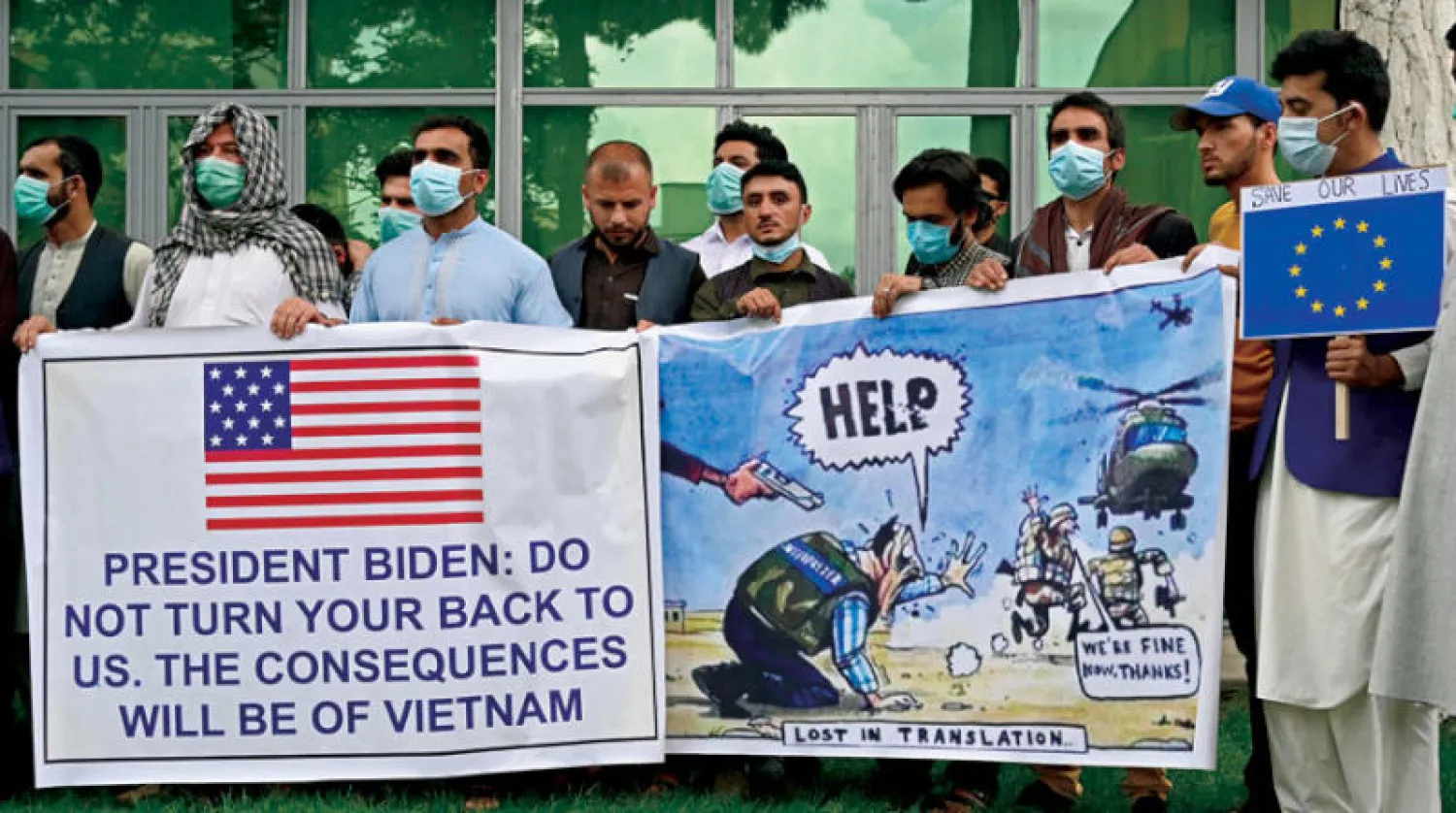 مترجمون أفغان سابقون خلال تظاهرة لهم أمام مقر السفارة الأميركية في العاصمة كابل نهاية أبريل الماضي (أ.ف.ب)