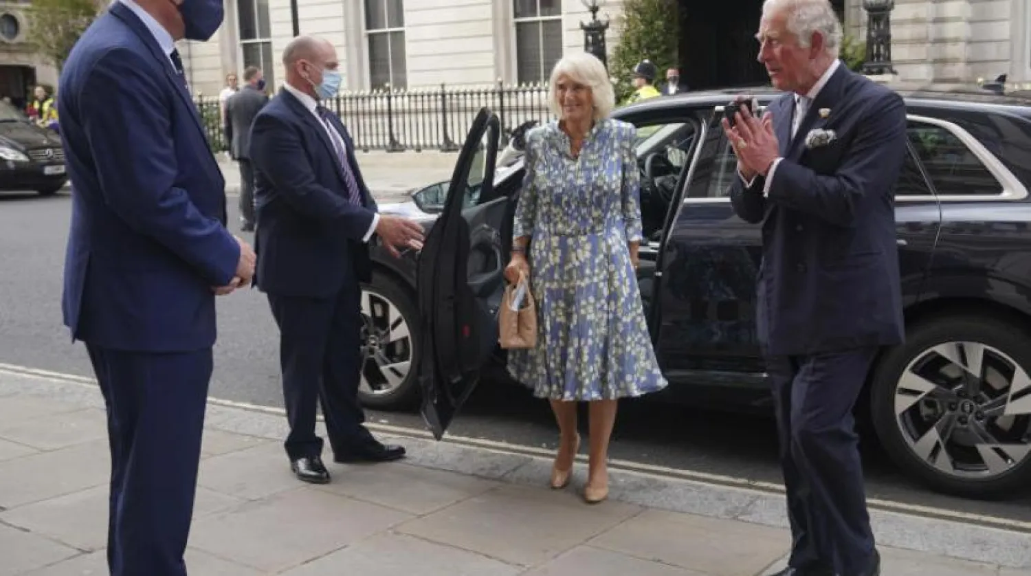 Prensi Charles hayır amaçlı bir bisiklet turunu başlatmak için bisiklete bindi