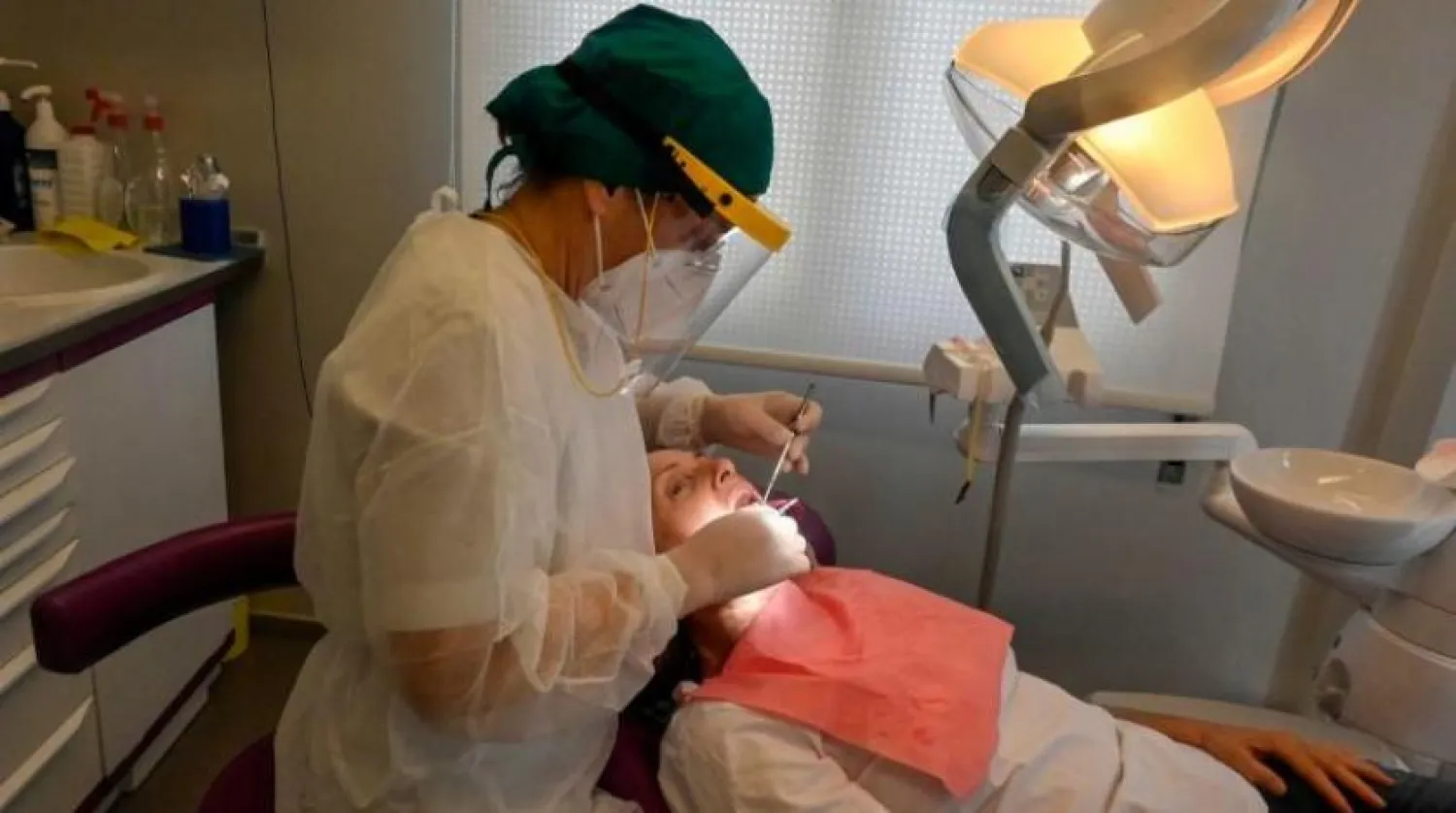 Yapılan açıklamalar diş etlerinin hamilelik döneminde daha fazla iltihaplandığı yönünde.(AFP)