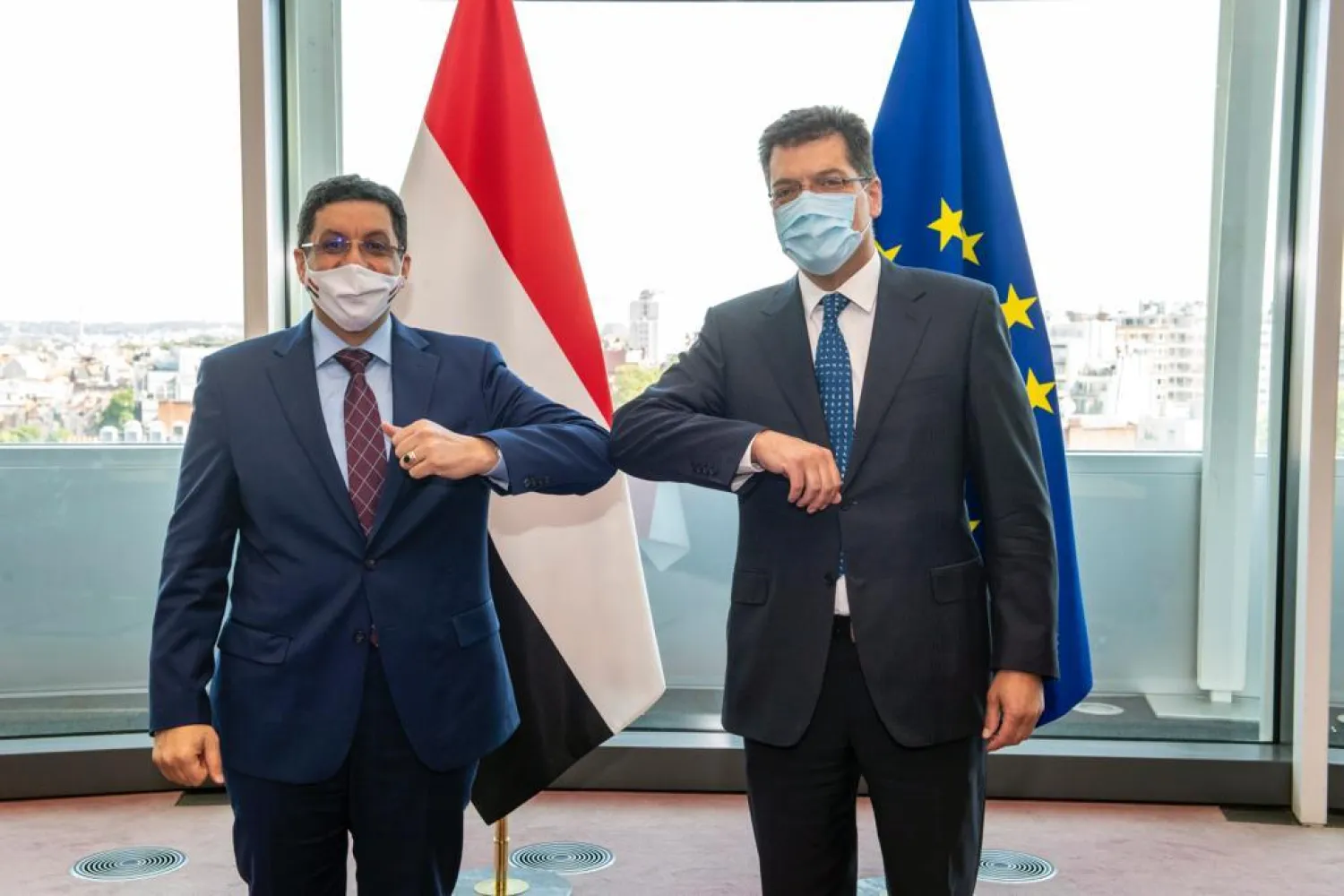 Yemeni Foreign Minister Ahmed Awad bin Mubarak with the Commissioner for Civil Protection and Humanitarian Aids in the European Commission Janiz Lenarcic (Saba News)
