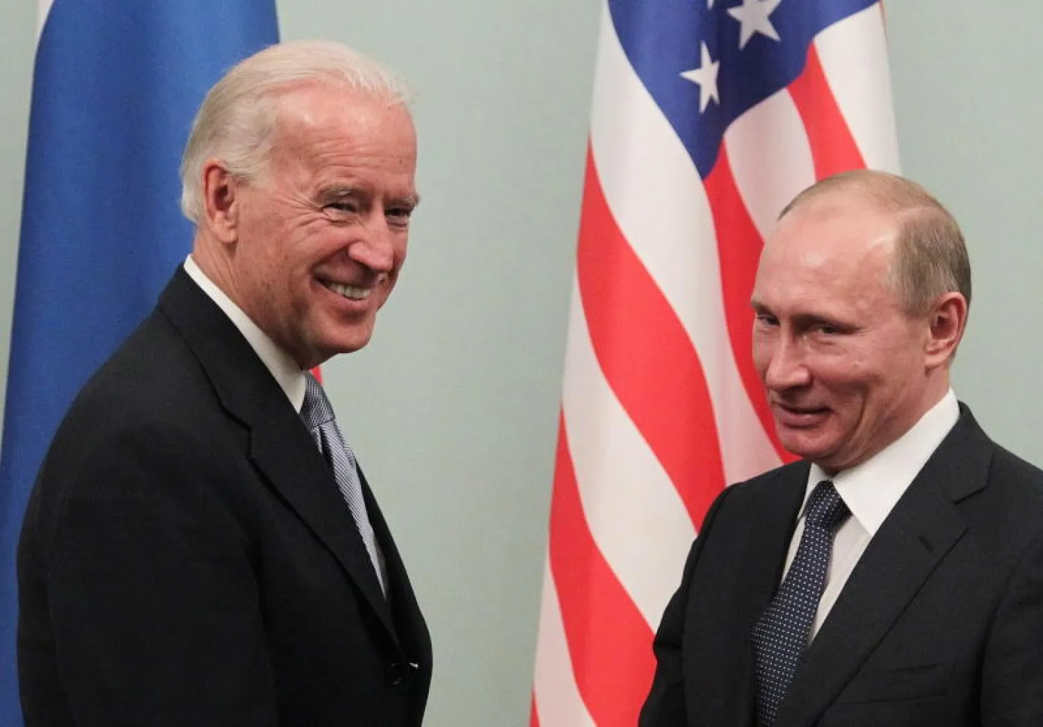 الرئيس الروسي فلاديمير بوتين يلتقي جو بايدن في موسكو عام 2011 (إ.ب.أ)