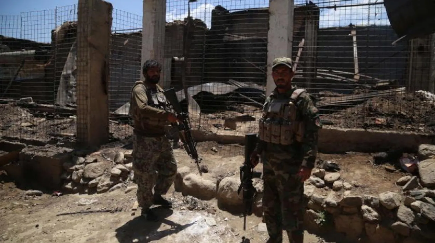 Afgan güvenlik görevlileri, Nangarhar eyaletinin Achin ilçesindeki bir köyü Taliban unsurlarından temizledikten sonra devriye gezerken (Arşiv - EPA)