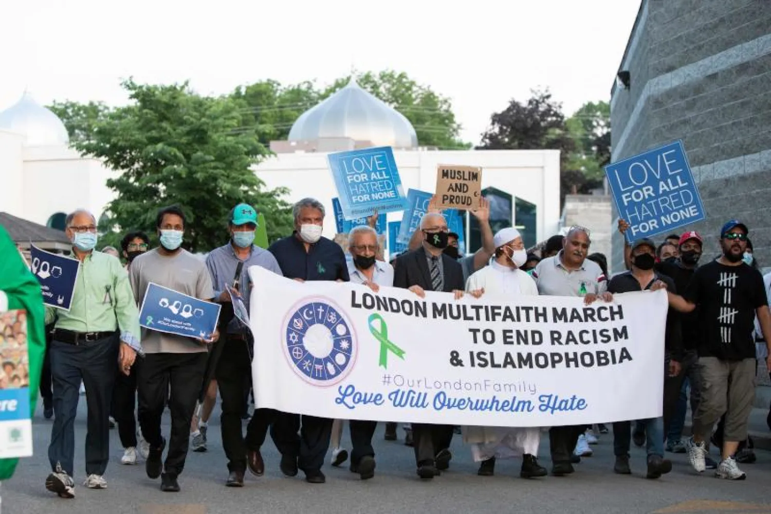 مسيرة في أونتاريو بكندا تندد بالهجوم الذي أودى بحياة عائلة مسلمة يوم الأحد الماضي (أ.ف.ب)