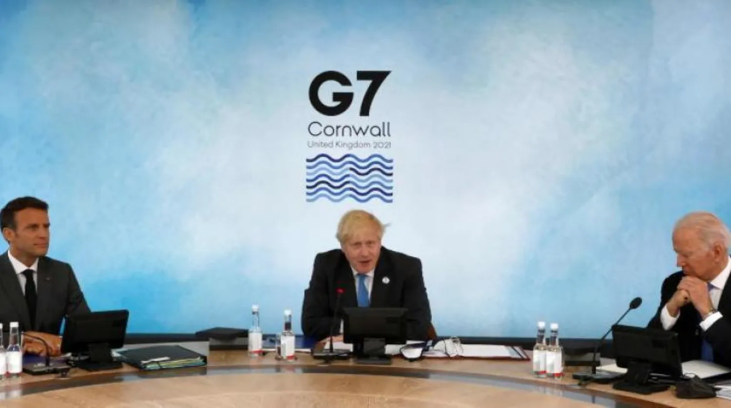 ABD Başkanı Joe Biden (sağda), İngiltere Başbakanı Boris Johnson (ortada) ve Fransa Cumhurbaşkanı Emmanuel Macron G7 Zirvesi'nde bir çalışma oturumu sırasında (AFP)