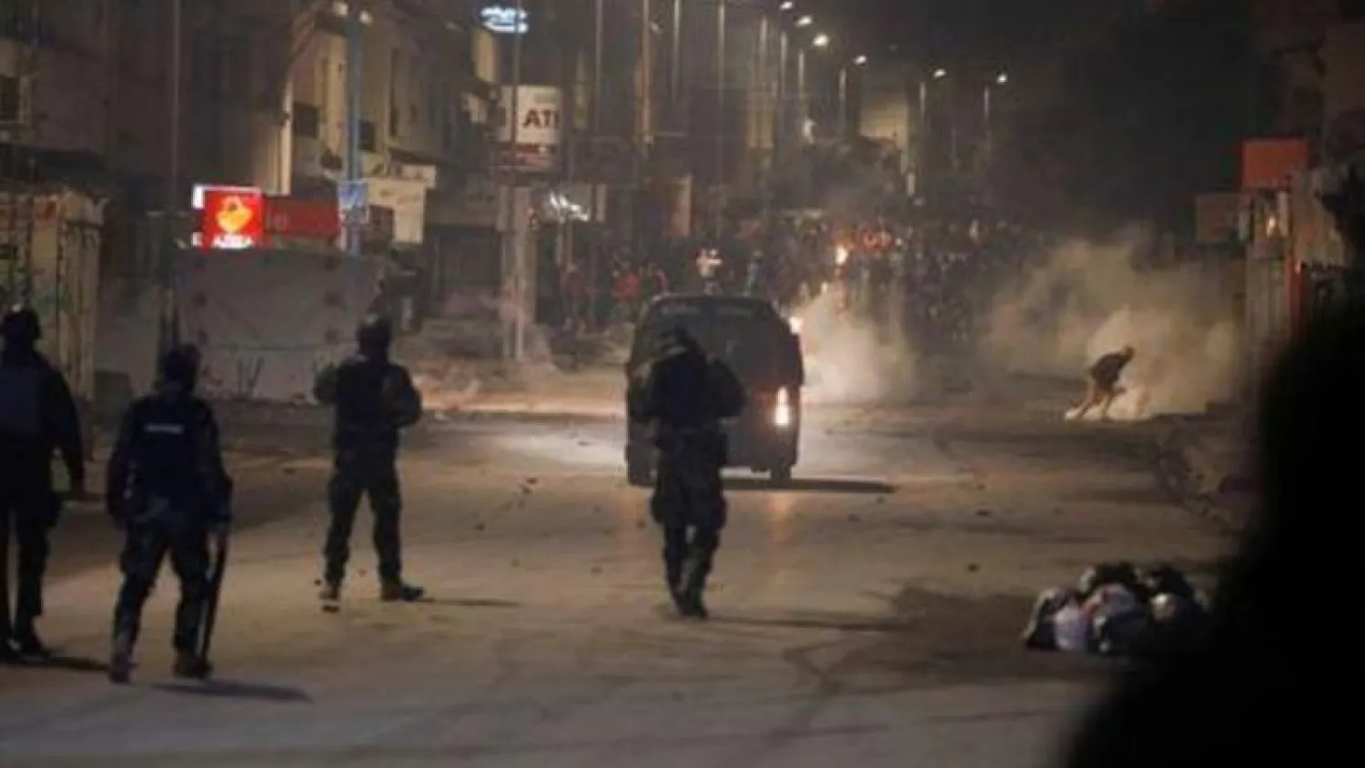 اشتباكات بين قوات الأمن ومتظاهرين مناهضين للحكومة في تونس العاصمة (رويترز)