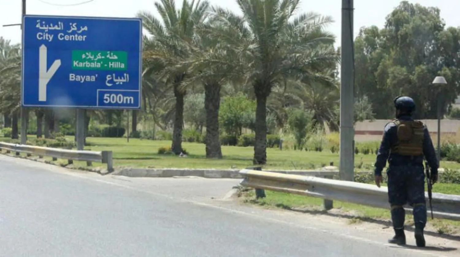 Çarşamba günü insansız hava aracı ile hedef alınan Bağdat Havaalanı yakınında devriye gezen Iraklı bir asker (AFP)