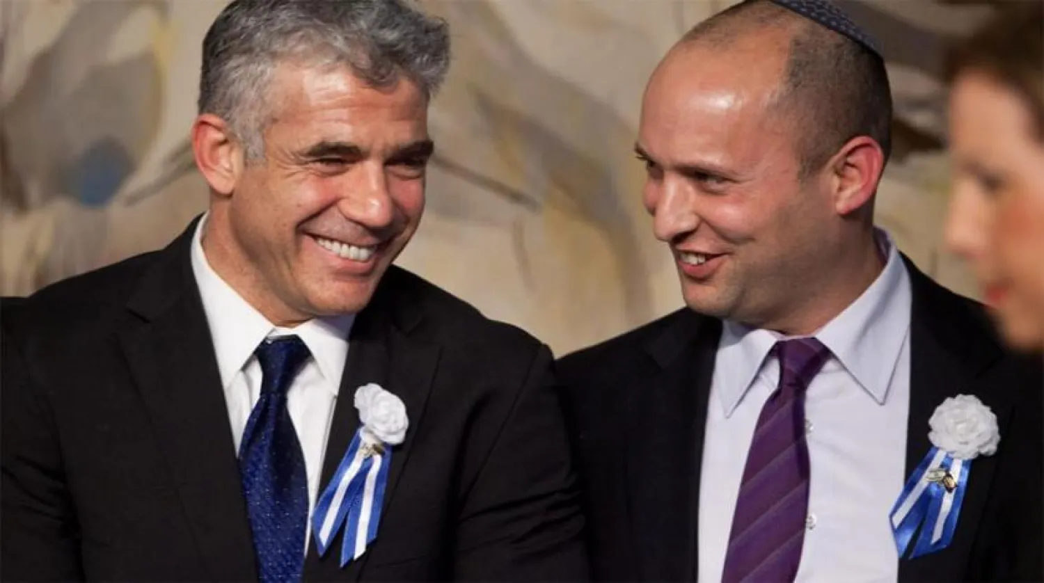 Yair Lapid (solda) ve Naftali Bennett. (Getty)