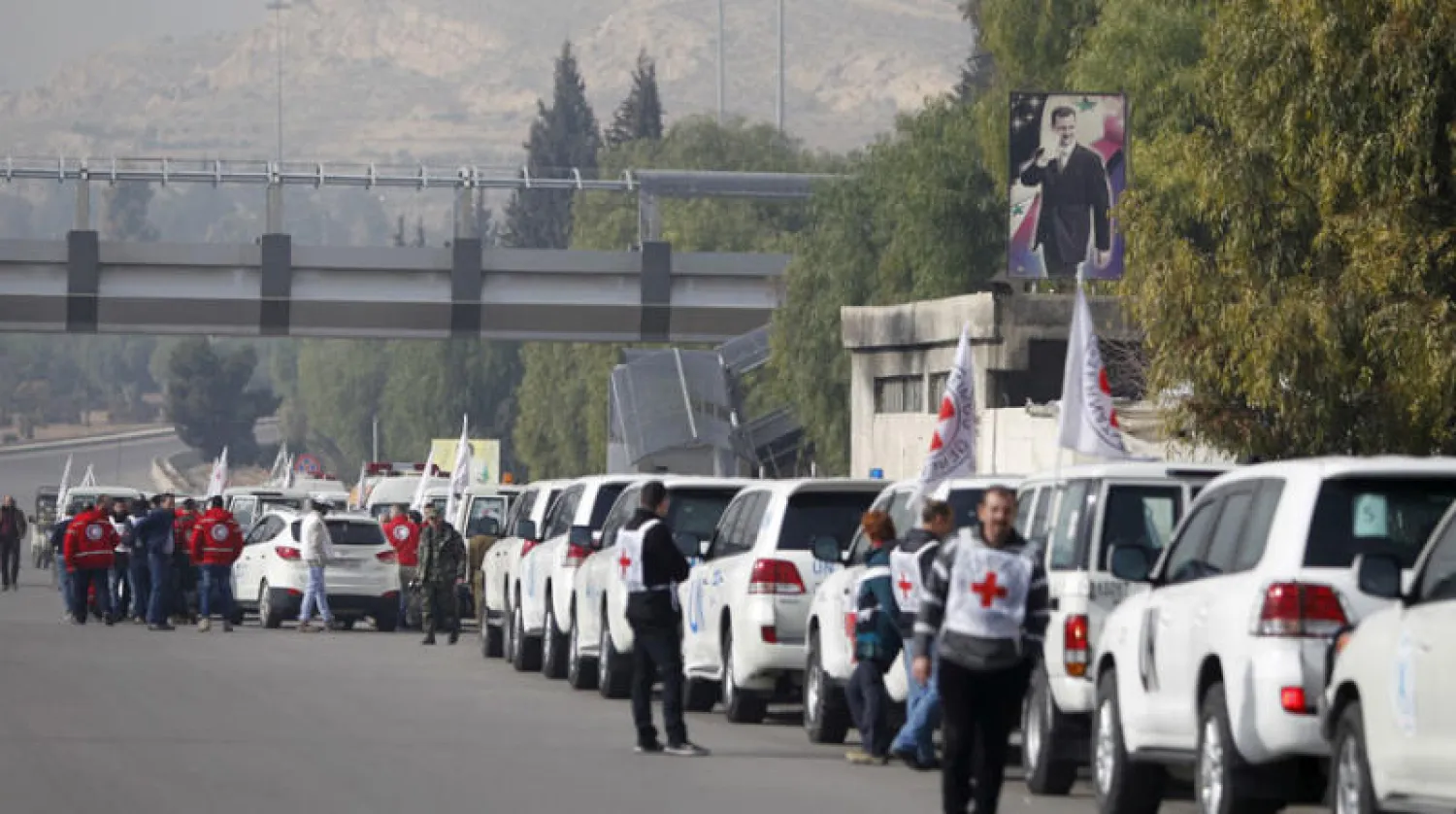 صورة أرشيفية لقافلة أممية تحمل مساعدات بريف دمشق في يونيو 2016 (رويترز)