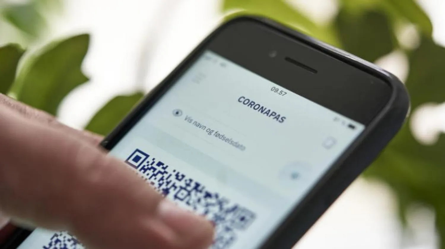 Kopenhag'da akıllı telefonda aşı pasaportu uygulaması (Arşiv - AP)