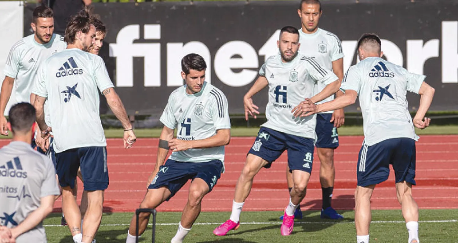 لاعبو إسبانيا أربكتهم عدوى كورونا قبل خوض التدريب الأخير لمواجهة السويد (إ.ب.أ)