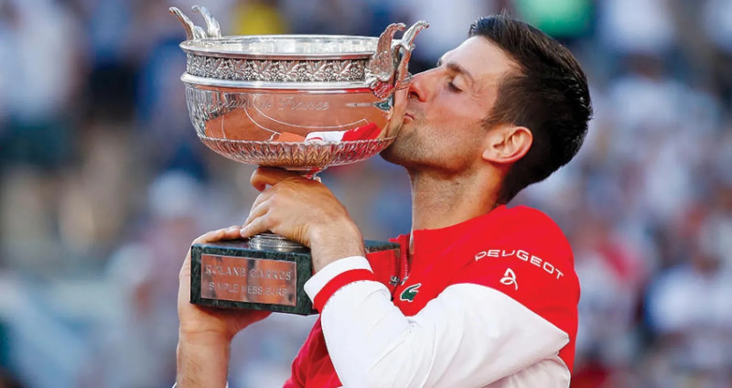 نوفاك يقبل الكأس خلال مراسم التتويج (رويترز)