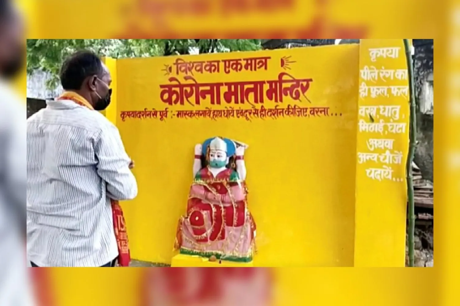 Köylüler tapınağa gelerek çiçek bırakıyor ve dua ediyor (Reuters)