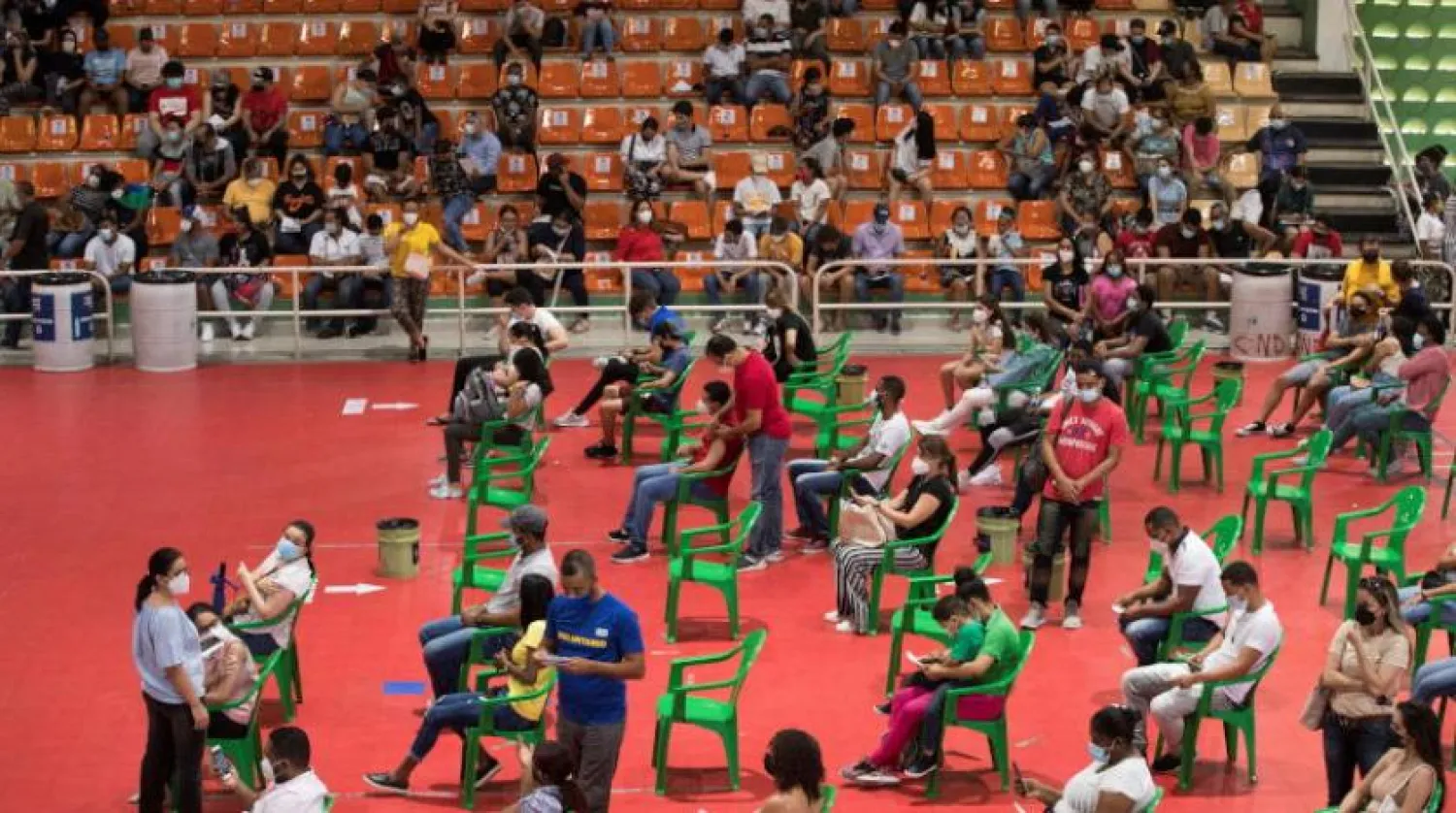 Dominik Cumhuriyeti’nin başkenti Santo Domingo’da aşı olmak üzere bekleyen insanlar (AFP)