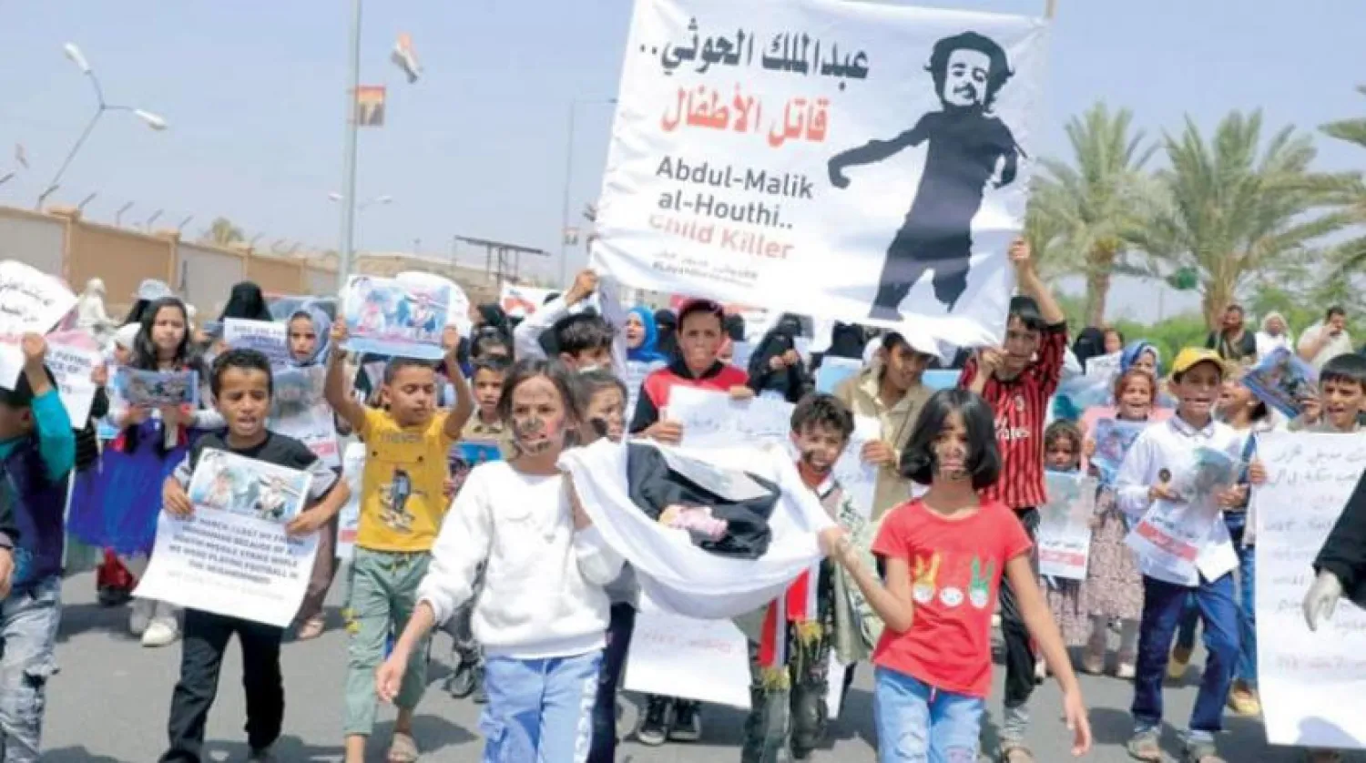 Çocukların geçen hafta Husiler tarafından küçük bir kızın öldürülmesini kınayan yürüyüşüne dair sosyal medyada yayılan bir kare.