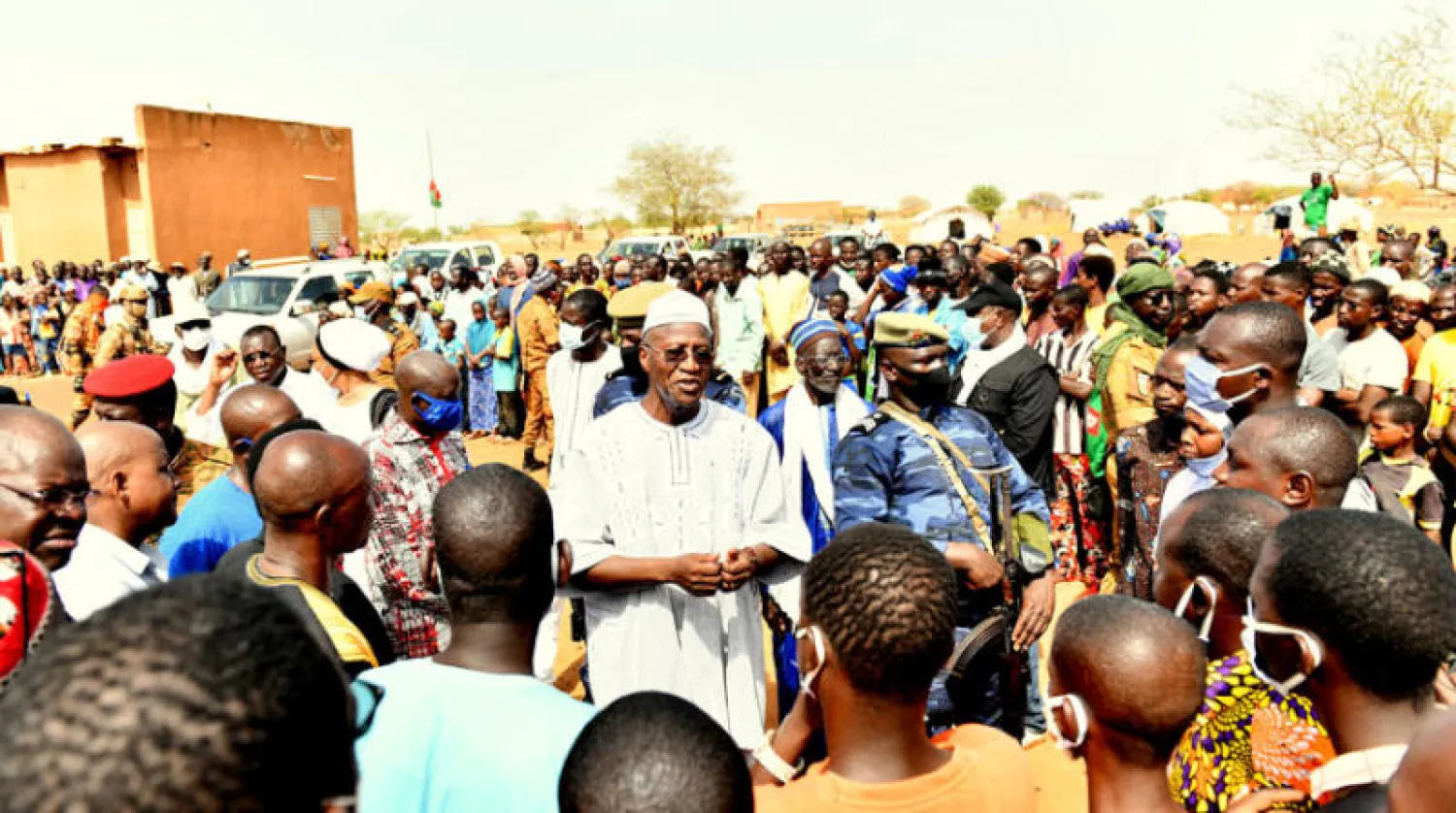 رئيس وزراء بوركينا فاسو كريستوف جوزيف ماري دابير يزور موقع الهجوم الإرهابي على قرية صلحان أمس (رويترز)