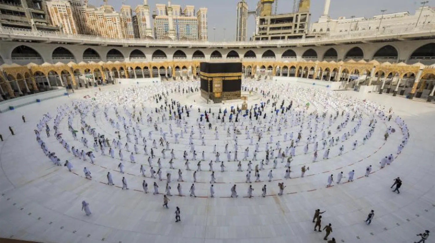 Geçtiğimiz yıl alınan tebdirler altında Kabe’yi tavaf eden hacılar (AP)