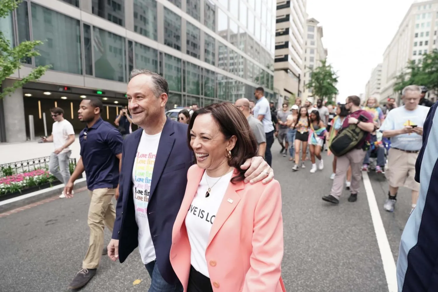 Kamala Harris ve eşi Doug Emhoff, cumartesi Washington DC'de düzenlenen Onur Yürüyüşü'nde (Twitter/VP)