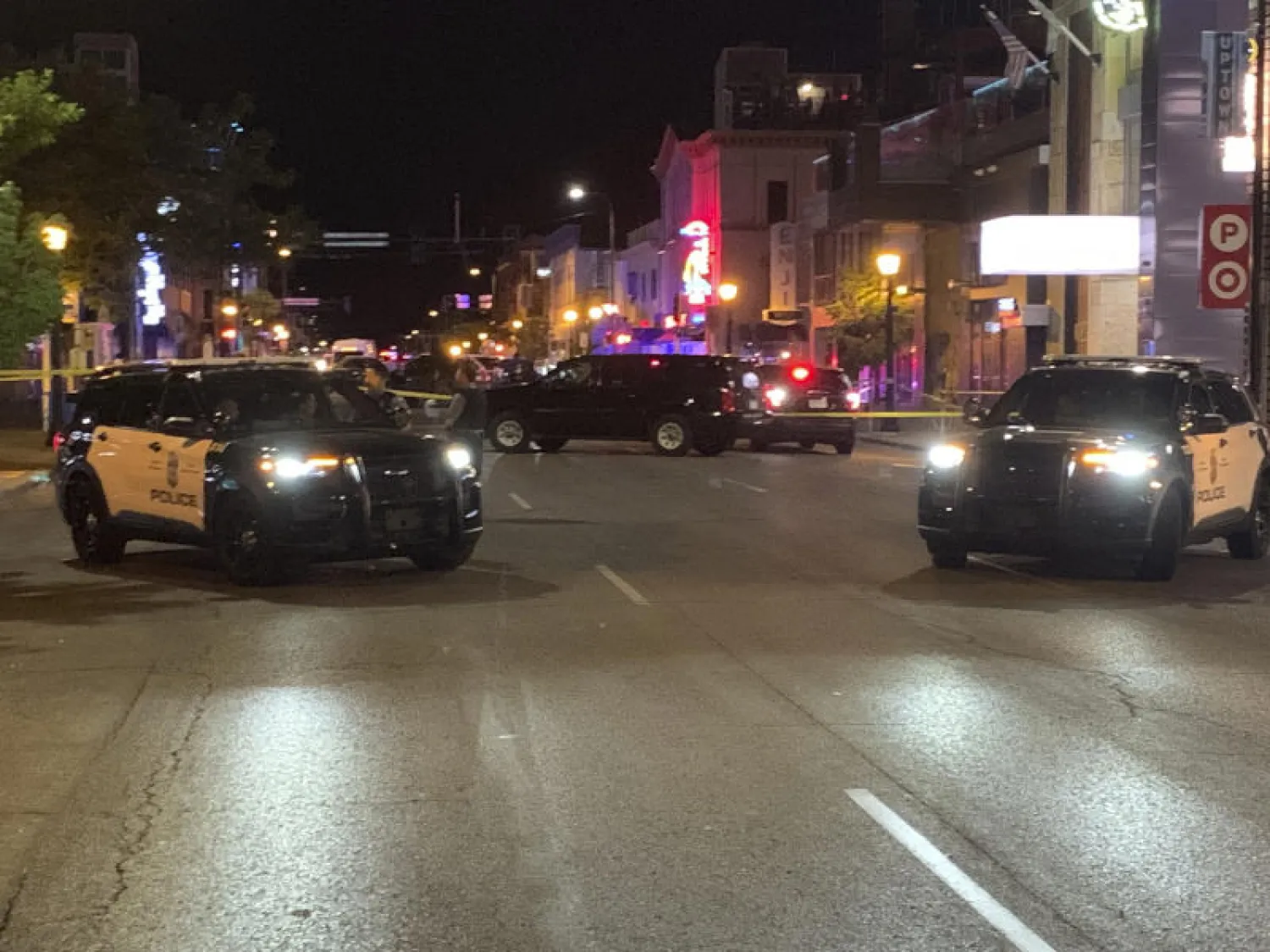 سيارات تابعة للشرطة الأميركية في موقع الحادث (أ.ب)