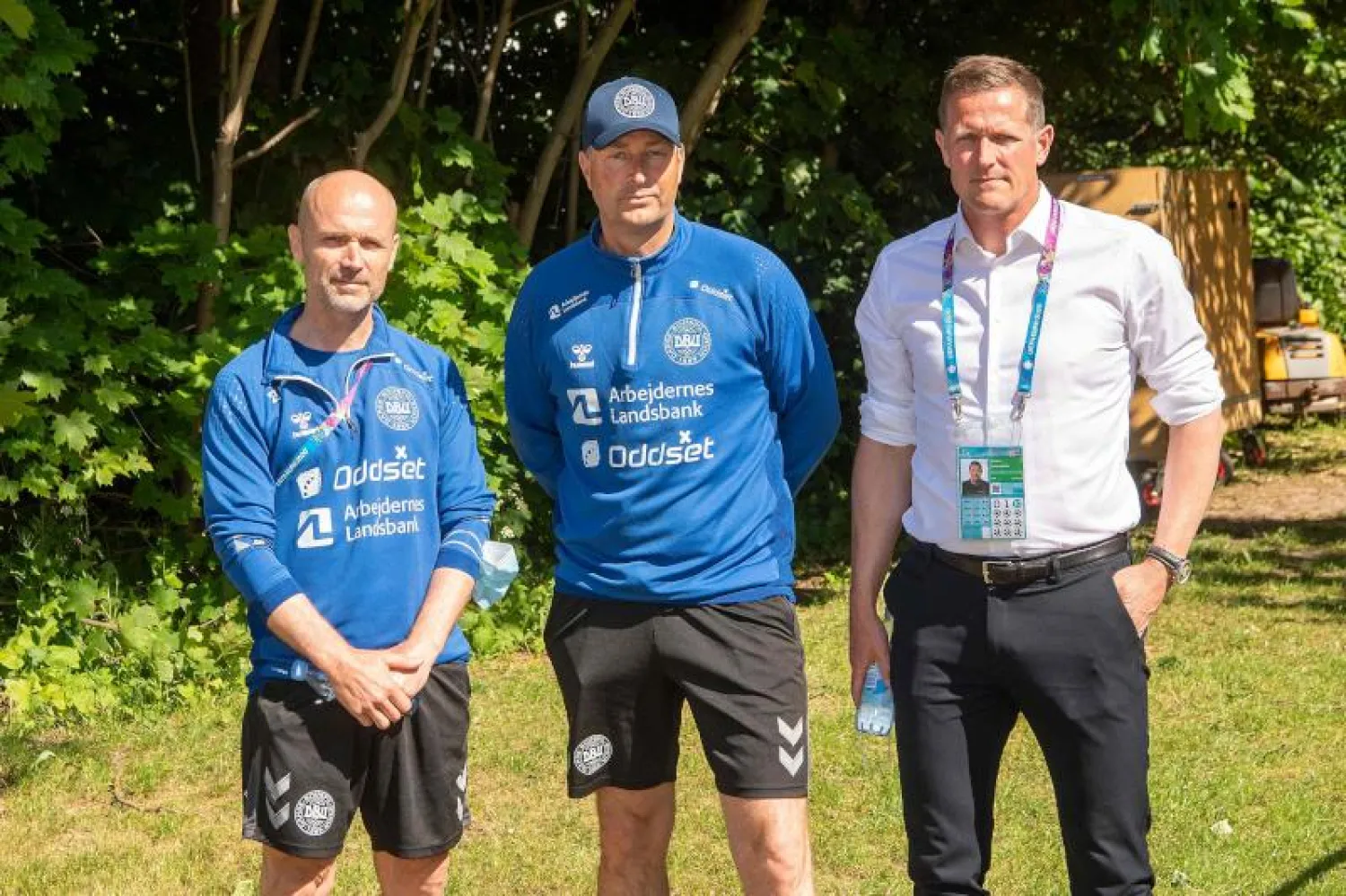 صورة تجمع الشقيقين بوزين مع طبيب المنتخب الدنماركي (ذا صن البريطانية)