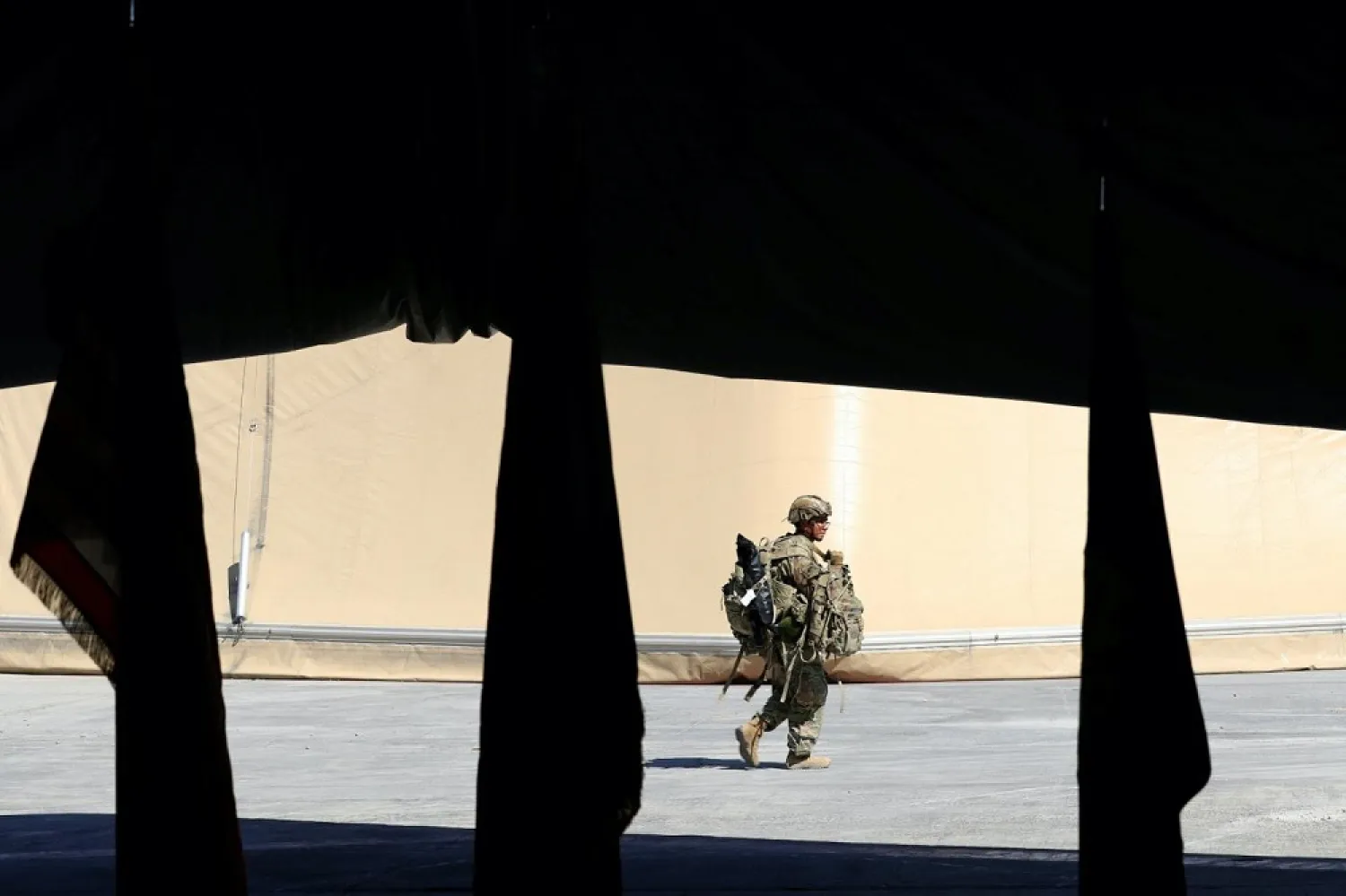 A US soldier withdraws from the Taji military base near Baghdad. (Reuters)