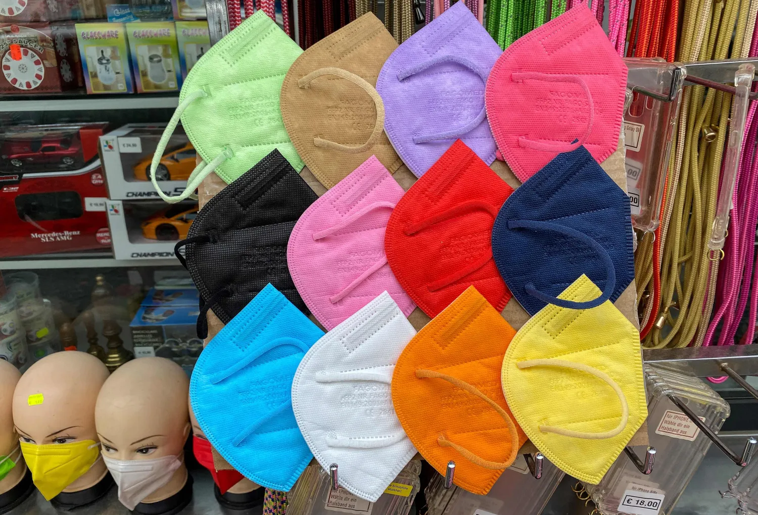 كمامات بألوان مختلفة للبيع في أحد المتاجر في برلين (أ.ف.ب)