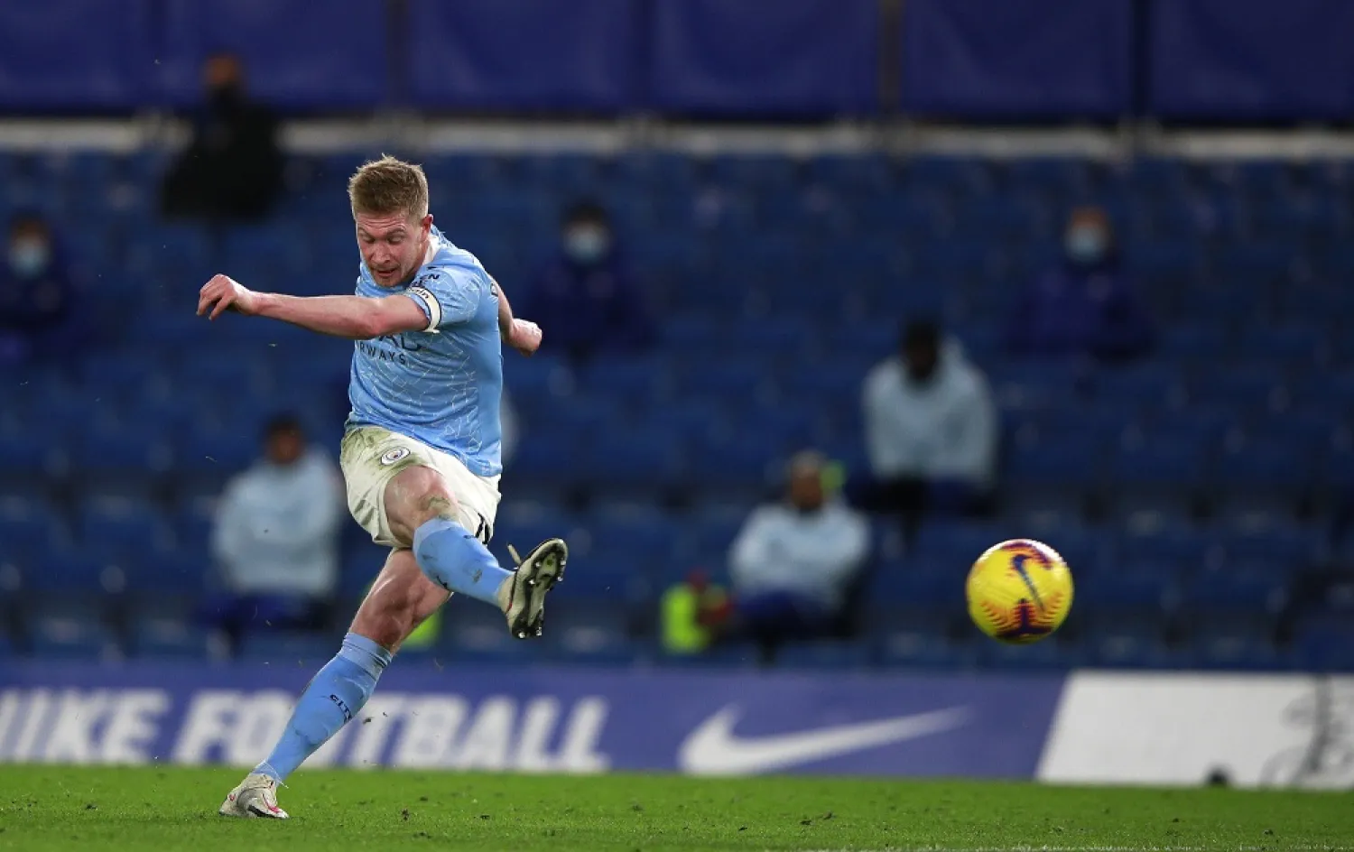 Manchester City's Kevin De Bruyne takes a shot during the English Premier League match between Chelsea and Manchester City at Stamford Bridge, London, England, Jan. 3, 2021. (AP)