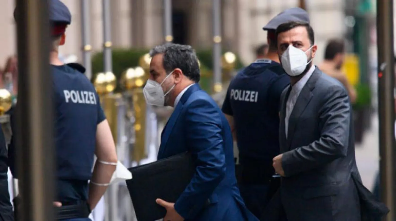 İran'ın Başmüzakerecisi Abbas Arakçi ve Tahran’ın uluslararası kurumlar nezdindeki daimi temsilcisi Kazım Garipabadi dün Viyana’daki görüşmelere katıldılar. (EPA)