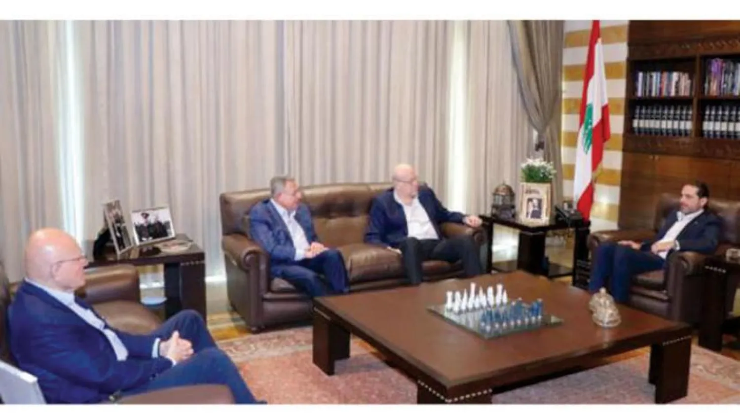 Hariri’nin eski başbakanlarla görüşmesinden bir fotoğraf (NNA)