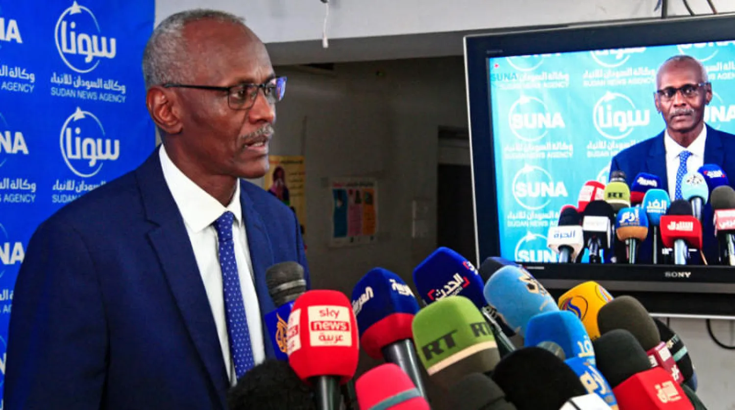 وزير الري والموارد المائية السوداني ياسر عباس خلال مؤتمر صحافي في الخرطوم أمس (أ.ف.ب)